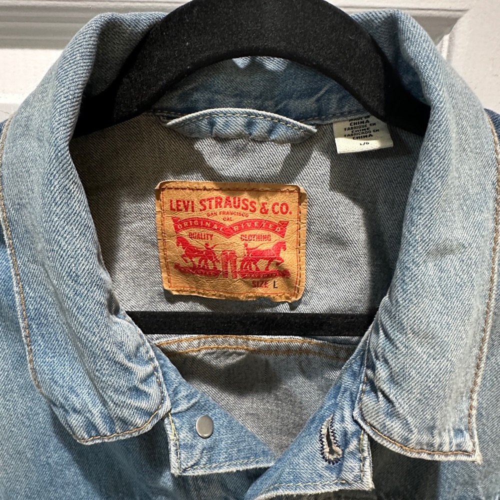Levi's Classic Blue Denim Jacket - Picture 2 of 4